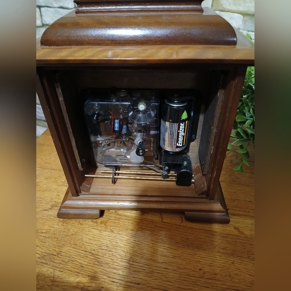 Vintage Linden Wooden Bracket Mantle‎ Quartz Chime Clock - Picture 7 of 9